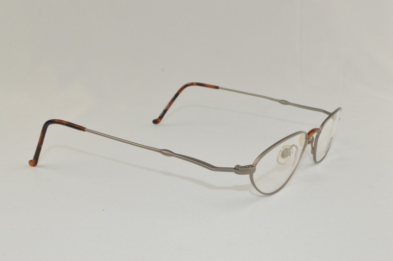 New Vintage De Ja Vu Eyewear Rx Frame w/case 890 Size: 50-18-145 Color: Silver