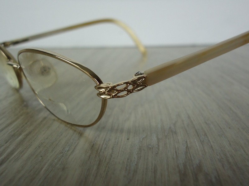 Liz Claiborne Glasses-Frames Only-L297 OFJ4 135 Ivory with Gold Toned Hardware gallery